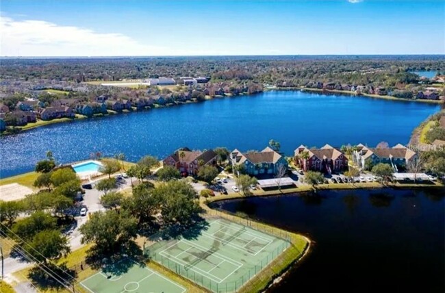 9160 Lake Chase Island Way in Tampa, FL - Foto de edificio - Building Photo