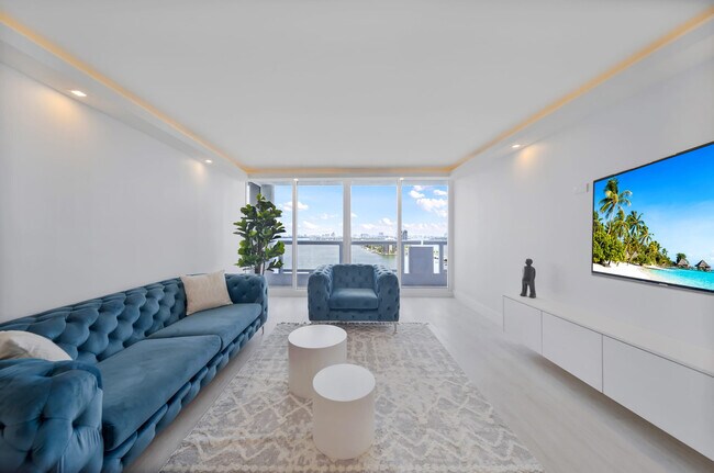 1717 N Bayshore Dr in Miami, FL - Building Photo - Building Photo