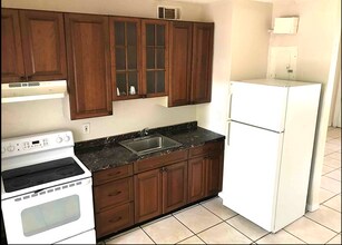 1664 NE 146th St in Miami, FL - Building Photo - Building Photo