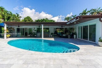 1110 NE 100th St in Miami Shores, FL - Foto de edificio - Building Photo