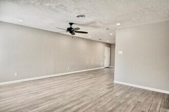 7906 Hammerly Blvd in Houston, TX - Building Photo - Building Photo