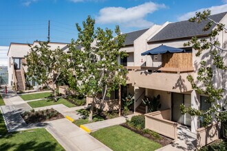 Wallace Court Apartments in Costa Mesa, CA - Foto de edificio - Building Photo