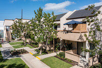 Wallace Court Apartments in Costa Mesa, CA - Building Photo - Building Photo