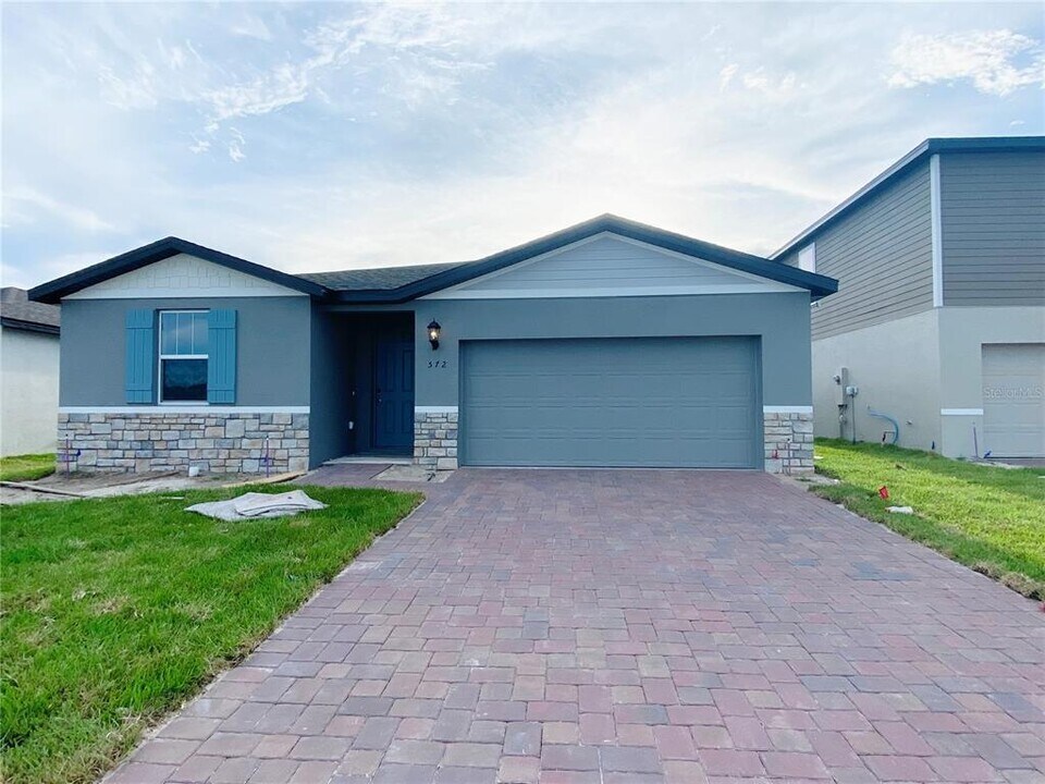 572 Sun Warbler Wy in St. Cloud, FL - Building Photo