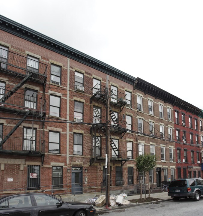 715 Henry St in Brooklyn, NY - Building Photo