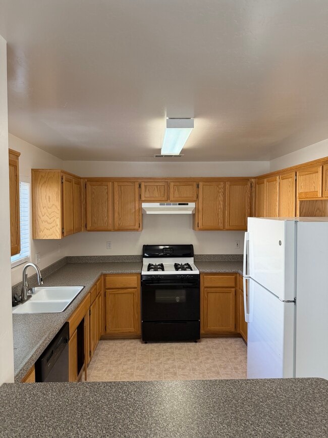 21420 Golden Hills Blvd in Tehachapi, CA - Foto de edificio - Building Photo