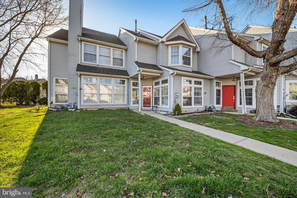 817 Thoreau Ln in Monroe, NJ - Building Photo