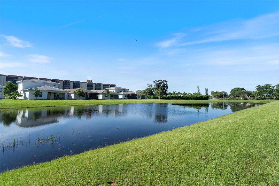 7290 Kinghurst Dr in Delray Beach, FL - Building Photo