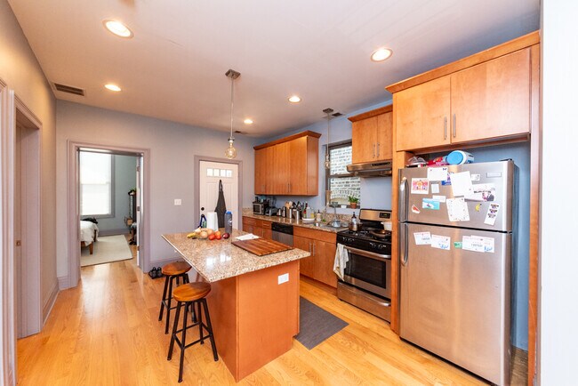 2627 W Hirsch St, Unit 2 in Chicago, IL - Foto de edificio - Building Photo