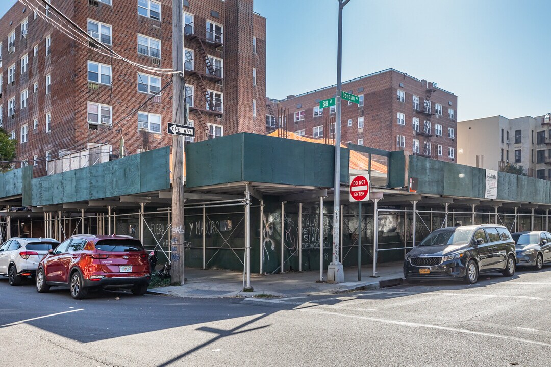 8650 Dongan Ave in Elmhurst, NY - Foto de edificio