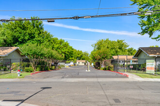 Delta Cove Apartments, LLC in Sacramento, CA - Foto de edificio - Building Photo