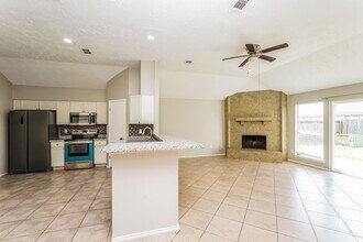 7038 Villa Del Sol Dr in Houston, TX - Building Photo - Building Photo