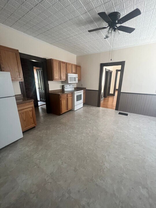 27 Madison St-Unit -Floor 1 in New Britain, CT - Foto de edificio