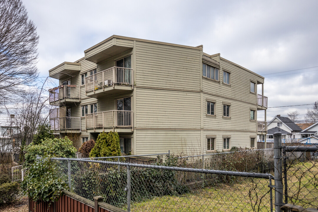 College Apartments in Vancouver, BC - Building Photo