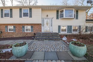 329 Colonial Dr in Toms River, NJ - Building Photo