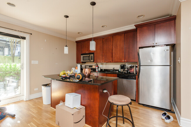 1707 N Crilly Ct, Unit G in Chicago, IL - Building Photo - Building Photo