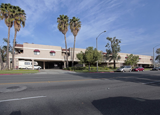 The Edgewood Park Apartments in Anaheim, CA - Building Photo - Building Photo