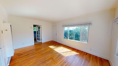 984 Larrabee in West Hollywood, CA - Building Photo - Interior Photo