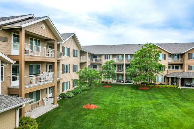 The Lodge at White Bear in White Bear Lake, MN - Foto de edificio - Building Photo