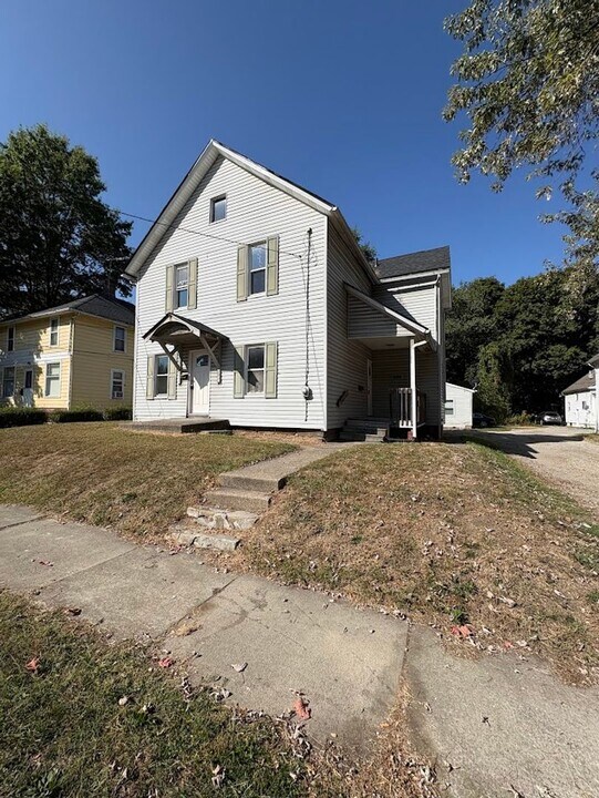 686 Sumner St in Akron, OH - Building Photo
