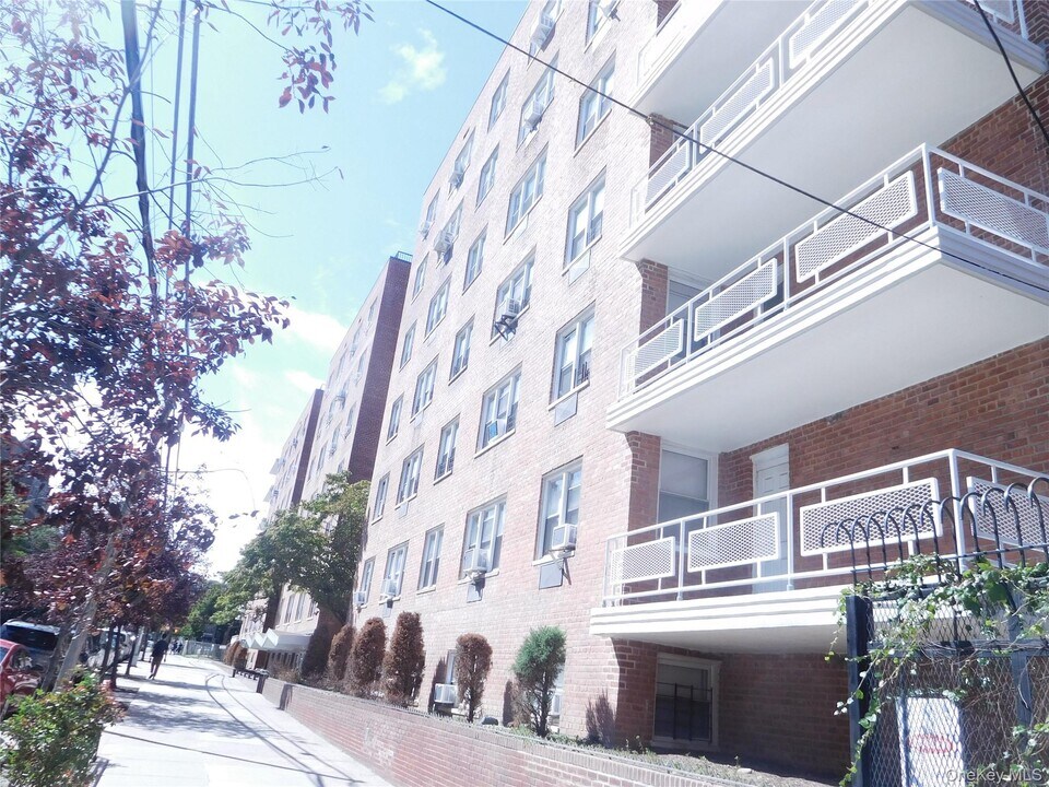 34-20 Parsons Blvd in Queens, NY - Building Photo