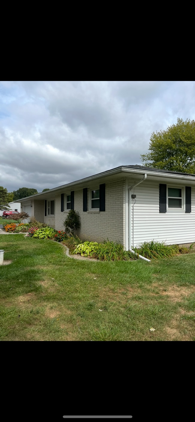 5044 Jolly Rd in Sylvania, OH - Foto de edificio - Building Photo