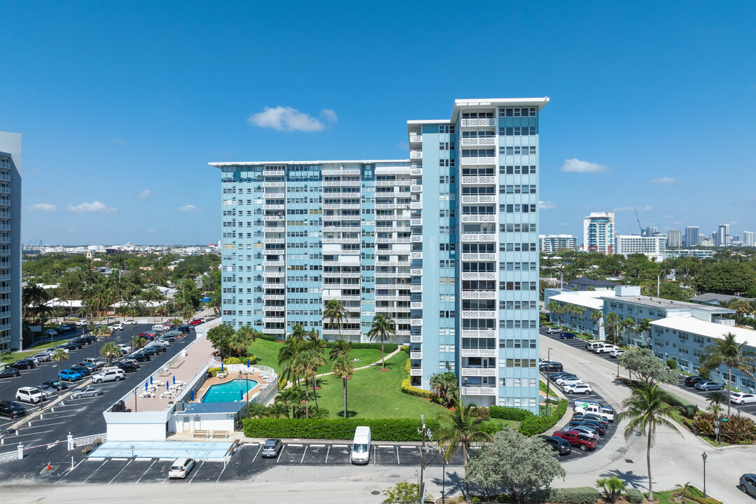 Breakwater Towers in Fort Lauderdale, FL - Building Photo