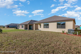 2163 Capital Dr in Palm Bay, FL - Foto de edificio - Building Photo