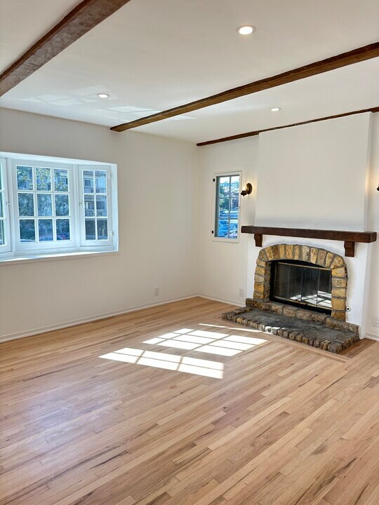 2106 S Beverly Glen Blvd in Los Angeles, CA - Building Photo