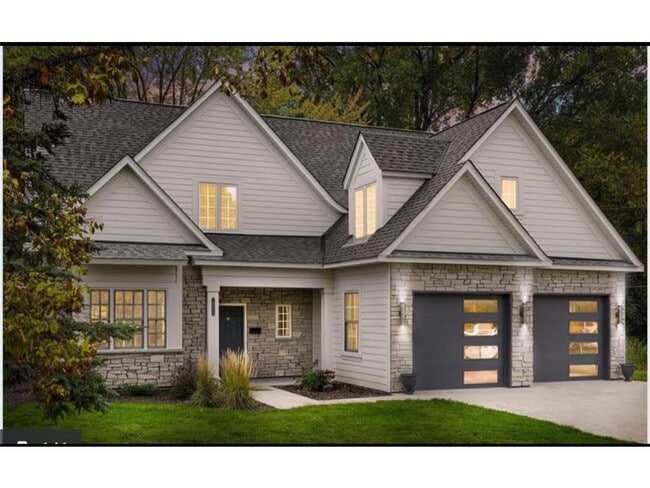 1032 Gardner St E in Wayzata, MN - Building Photo - Building Photo