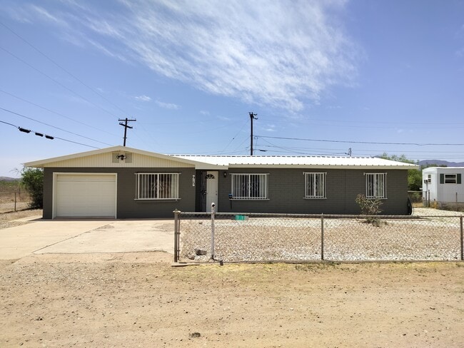 property at 915 W Helen St