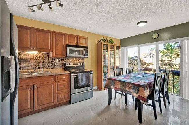 9311 SW 4th St in Miami, FL - Building Photo - Building Photo