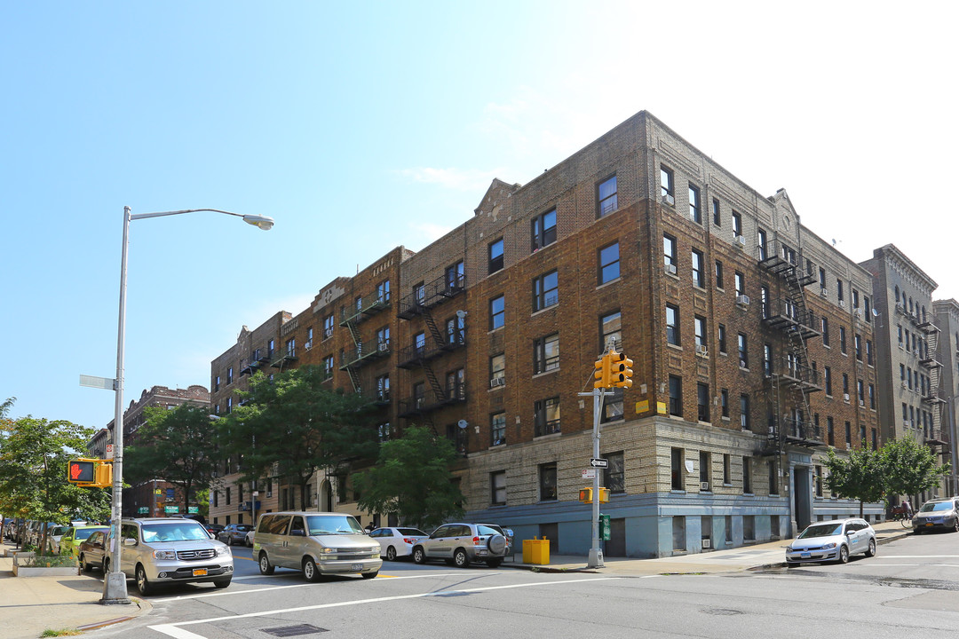 321 Wadsworth Ave in New York, NY - Building Photo