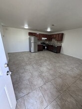 76 E 12th St in Merced, CA - Foto de edificio - Building Photo