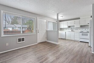 9135 SE Clackamas Rd in Clackamas, OR - Building Photo