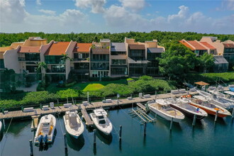 5990 Paradise Point Dr in Palmetto Bay, FL - Building Photo - Building Photo