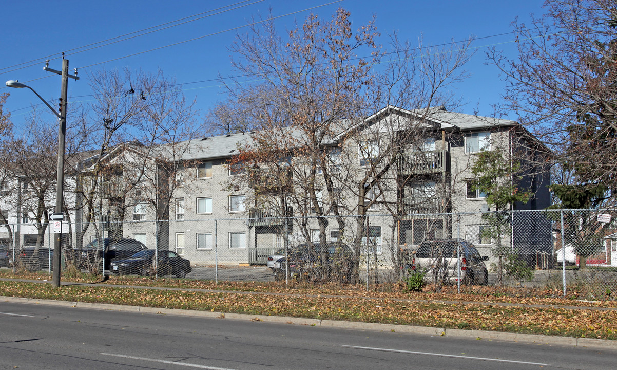 Buena Vista Apartments in Oshawa, ON - Building Photo