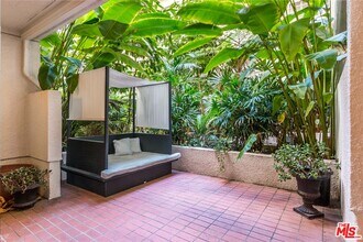 1131 Alta Loma Rd in West Hollywood, CA - Building Photo - Building Photo
