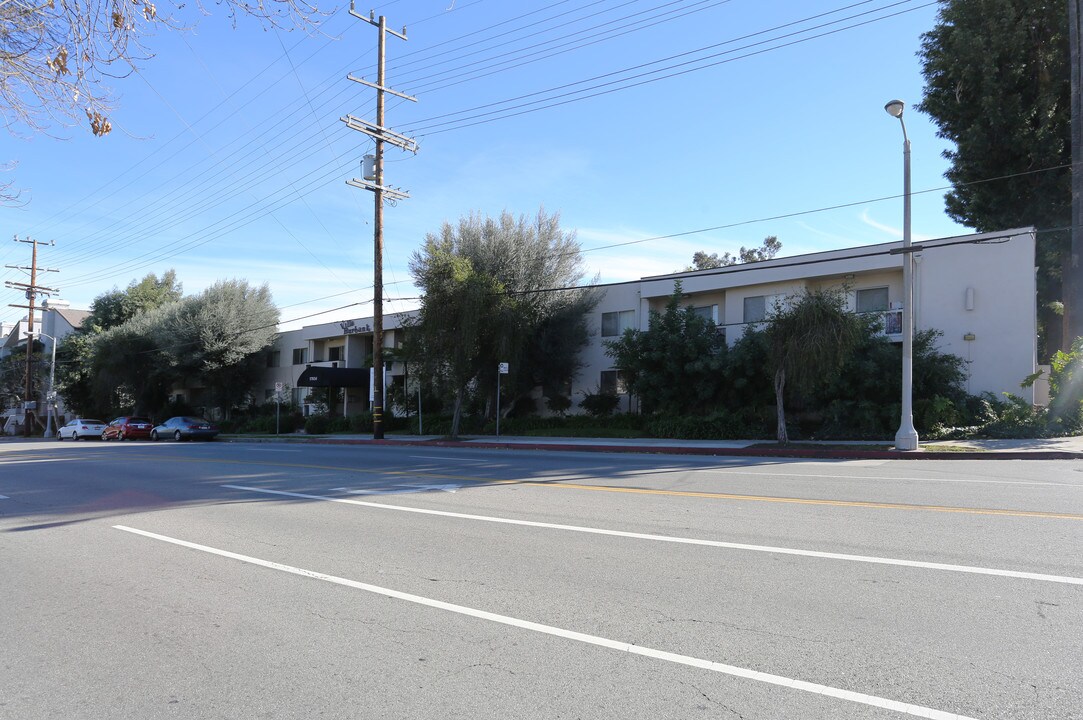 Villa Burbank in Encino, CA - Foto de edificio
