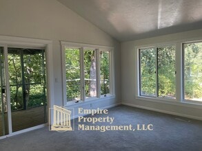 2022 Floral Hill Dr in Eugene, OR - Building Photo - Building Photo