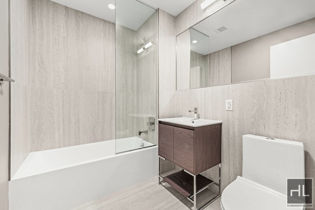 BRUCKNER BOULEVARD in Bronx, NY - Building Photo