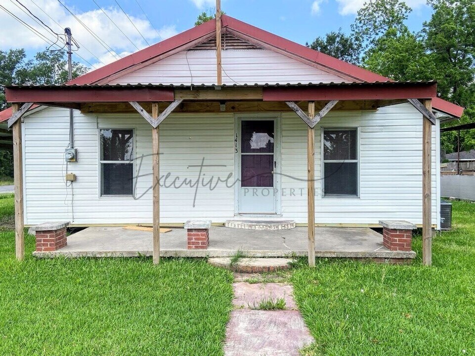 1413 Lovejoy St in Sulphur, LA - Building Photo