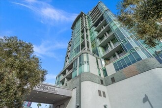 360 E Desert Inn Rd in Las Vegas, NV - Building Photo - Building Photo