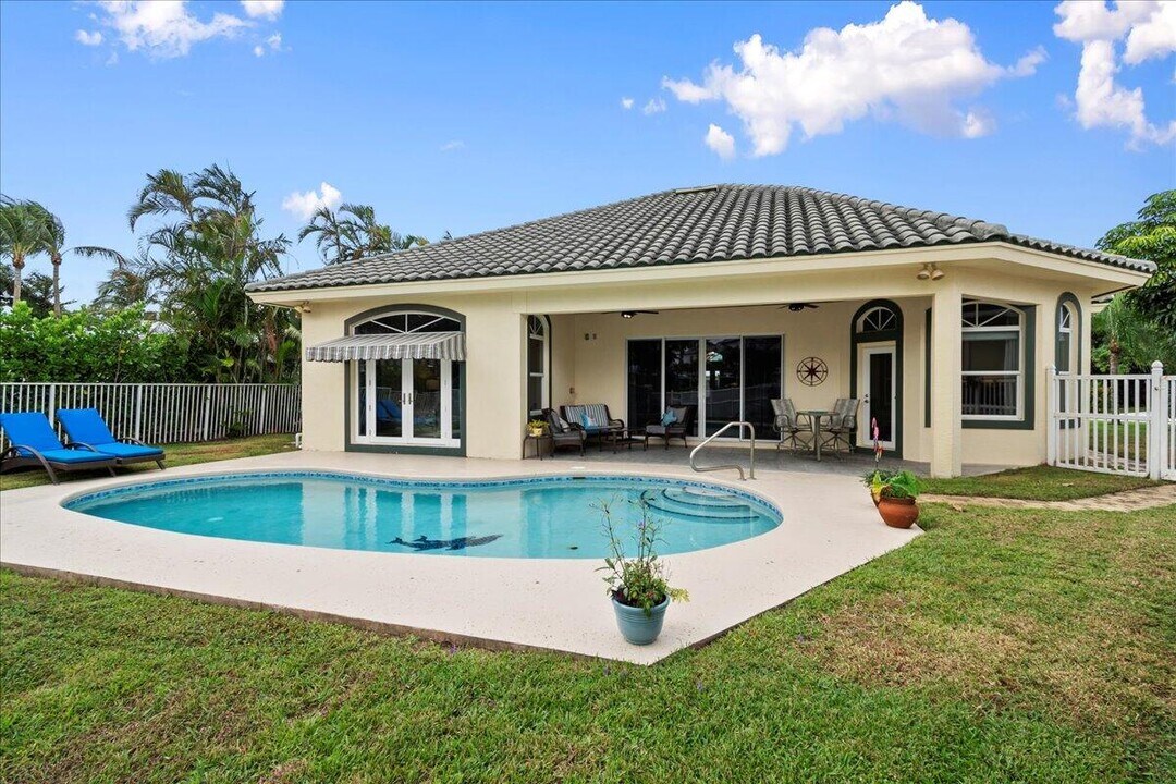 72 Waterway Rd in Tequesta, FL - Building Photo