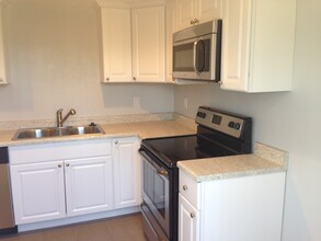 8755 Newcastle Rd-Unit -B in West Jordan, UT - Building Photo - Building Photo