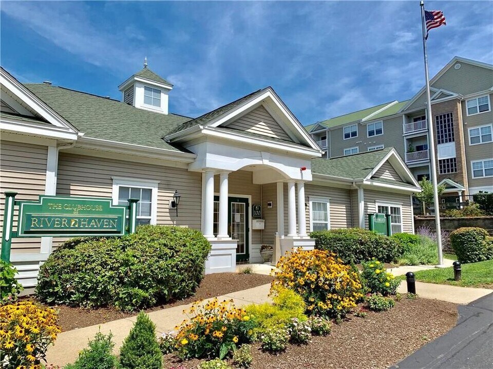 100 Mill St in Woonsocket, RI - Foto de edificio