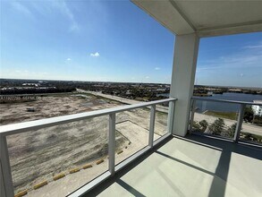 2000 Metropica Wy, Unit 1204 in Sunrise, FL - Foto de edificio - Building Photo