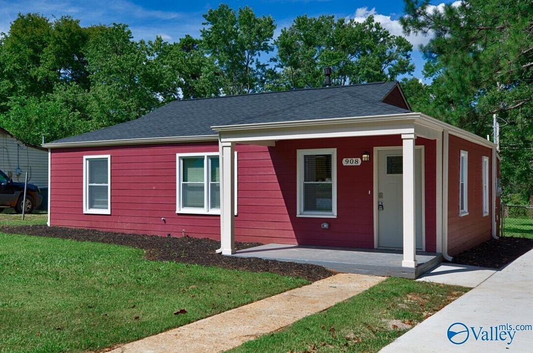 908 Fairway Dr NW in Huntsville, AL - Foto de edificio