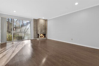 2113 Lake Village Dr in Houston, TX - Building Photo - Building Photo