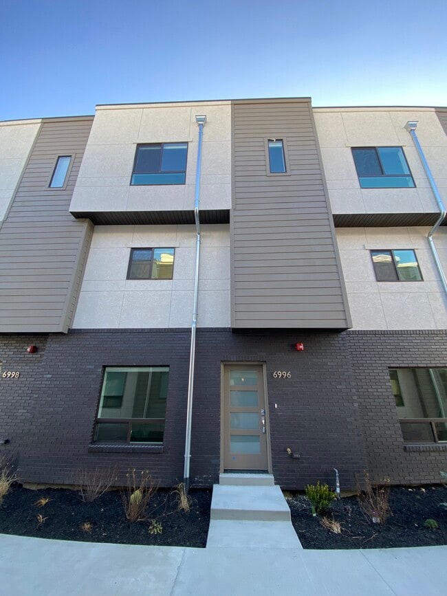 6996 S Brookhill Dr in Cottonwood Heights, UT - Building Photo - Building Photo